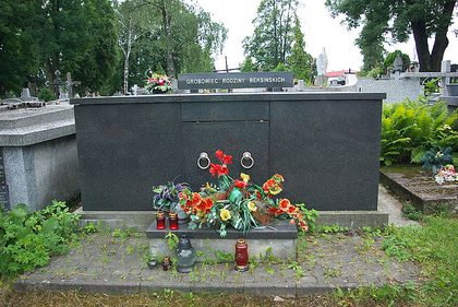 Beksiński tomb in Sanok.jpg